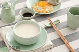 豆奶粉結(jié)塊還能喝嗎？豆奶粉分層還能喝嗎？