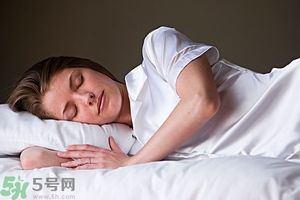女生趴著睡對乳房好嗎？女生趴著睡對胸部有什么壞處？