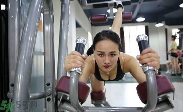 女生跑步機減肥速度多少合適？女生去健身房減肥做哪些器械？