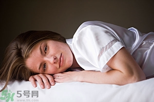 女生趴著睡對乳房好嗎？女生趴著睡對胸部有什么壞處？