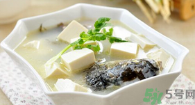孕婦喝鯽魚(yú)湯有什么好處？孕婦喝鯽魚(yú)湯的功效與作用