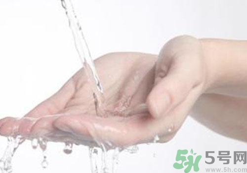 高錳酸鉀染手上了怎么辦？高錳酸鉀染手上了怎么洗掉？