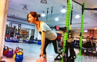 女生健身喝什么牛奶好？女生健身吃什么好？
