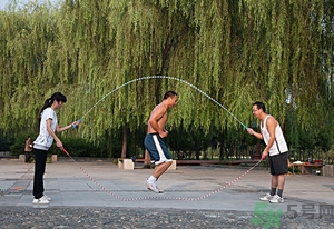 跳繩減肥快還是跑步減肥快？跳繩減肥最佳時間是什么時候？