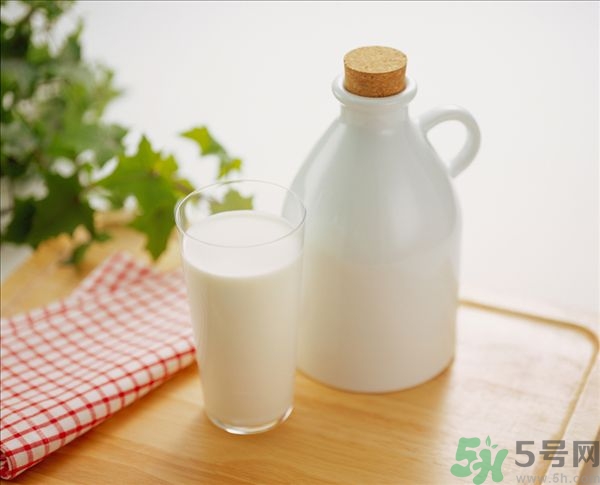 健身喝什么牛奶？健身喝全脂牛奶還是脫脂牛奶？
