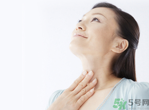 秋季嗓子干癢咳嗽是怎回事？秋季嗓子干癢咳嗽怎么辦？