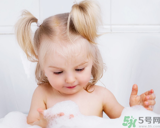 秋季嬰兒要每天洗澡嗎？秋季給嬰兒洗澡的正確步驟