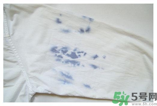 衣服長黑點怎么洗掉？衣服上長霉點怎么去除？