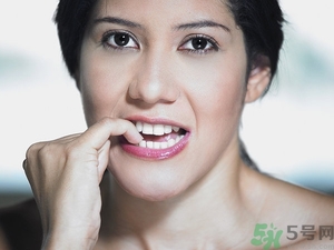 咬指甲什么原因？咬指甲是什么??？