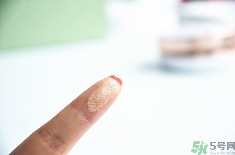 age20s粉底霜粉色和白色有什么區別？