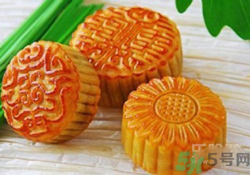 月餅裂開了是怎么回事？月餅開裂了可以吃嗎？