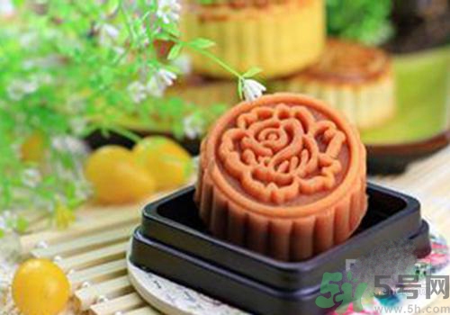 月餅裂開了是怎么回事？月餅開裂了可以吃嗎？