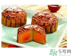 月餅裂開了是怎么回事？月餅開裂了可以吃嗎？