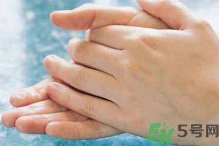 手指關節疼痛的原因是什么？手指關節痛如何治療？