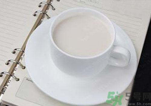 純牛奶和酸奶哪個(gè)營(yíng)養(yǎng)更高？喝純牛奶好還是酸奶好？