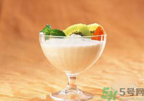 純牛奶和酸奶可以一起吃喝嗎？純牛奶和酸奶一起喝有什么好處？