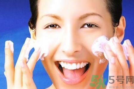 太陽穴長痘怎么辦？如何祛除太陽穴上的痘痘？