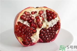 吃石榴手指發(fā)黃怎么辦？吃石榴手指變黑怎么辦？