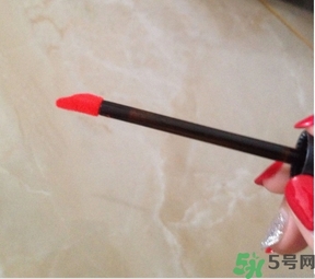 菲詩(shī)小鋪水墨絢染水潤(rùn)唇彩怎么樣？菲詩(shī)小鋪唇彩好用嗎？