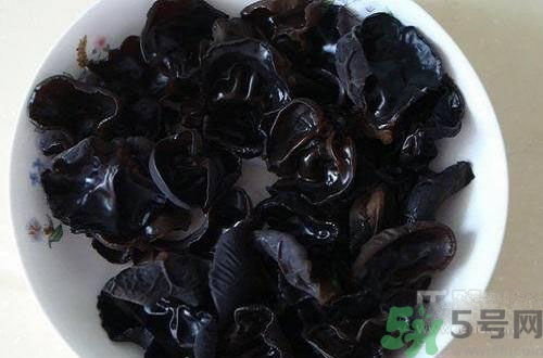 下巴長痘是上火嗎？下巴長痘吃什么好？