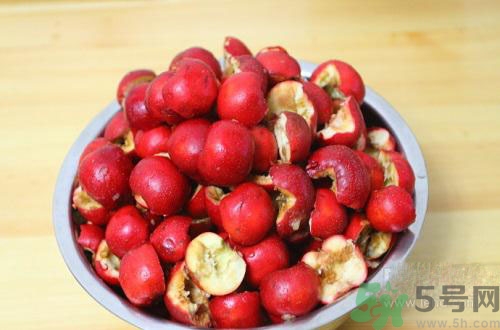 下巴長痘是上火嗎？下巴長痘吃什么好？
