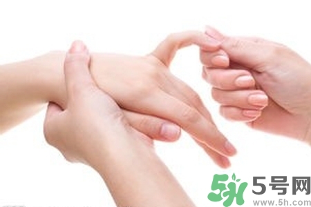 手干裂可以用蘆薈膠嗎？手干裂怎么辦？