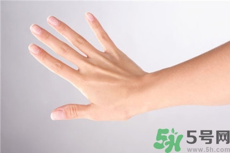 手干裂怎么回事？手干裂怎么治療？
