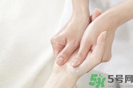 手干裂可以吃維生素嗎？手干裂吃什么樣的維生素？