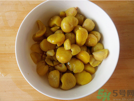 熟板栗怎么去皮最快？煮熟板栗怎么去皮？
