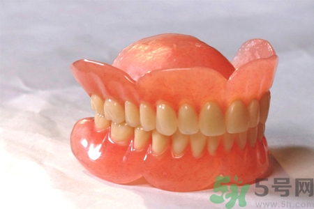 假牙會導(dǎo)致口腔疾病嗎？如何正確清潔假牙？