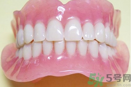 假牙會導(dǎo)致口腔疾病嗎？如何正確清潔假牙？