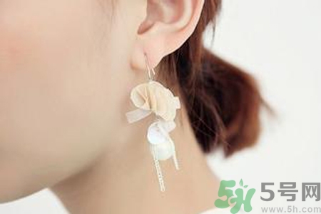 女生打幾個耳洞好看？什么年齡打耳洞最好？