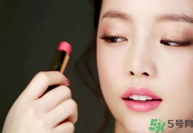 口紅怎么選適合自己的？口紅怎么涂好看？