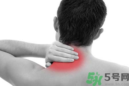 落枕能冰敷嗎？落枕應該冷敷還是熱敷？