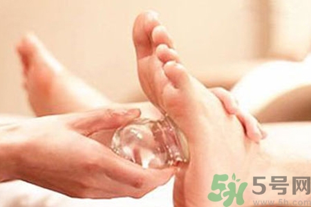 腳底拔罐能去濕氣嗎？腳底拔罐出現青紫正常嗎？
