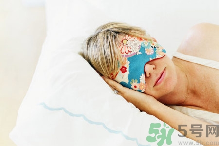 睡前喝酒有助于睡眠嗎？睡前喝酒對身體有哪些危害？