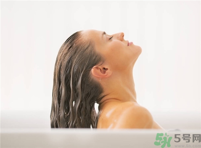 脫發(fā)用鹽水洗頭好嗎？鹽水洗頭治脫發(fā)嗎？