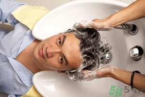 脫發(fā)用鹽水洗頭好嗎？鹽水洗頭治脫發(fā)嗎？