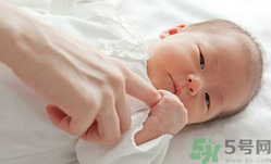 新生兒濕疹可以用爐甘石洗劑嗎？新生兒濕疹的護理措施