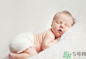 嬰兒秋天拉肚子怎么辦？秋天嬰兒拉肚子怎么辦？