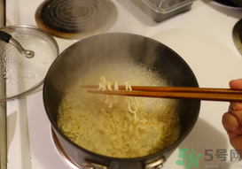 辛拉面是哪個國家的？辛拉面怎么煮好吃？