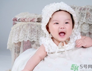 寶寶睡覺翻來覆去是怎么回事？寶寶睡覺喜歡亂動怎么辦？