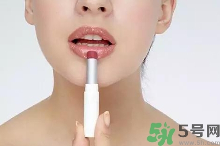 嘴巴起皮吃什么蔬菜好？嘴巴起皮吃什么好的快？