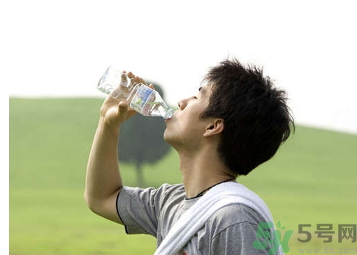 多喝水皮膚會(huì)變好嗎？喝多少水皮膚會(huì)變好？