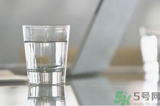 多喝水皮膚會(huì)變好嗎？喝多少水皮膚會(huì)變好？