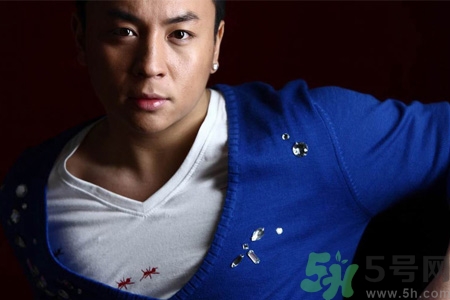 男性耳飾怎么挑選？男生耳釘左右耳的含義是什么？
