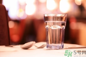 產婦多喝水奶水會多嗎？產婦多喝水奶水會稀嗎？