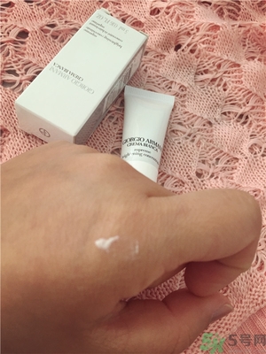 阿瑪尼黑鑰匙至臻奐顏精華乳怎么樣？阿瑪尼黑鑰匙精華乳好用嗎？