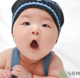 寶寶多大穿鞋子比較好？寶寶多大可以穿鞋？