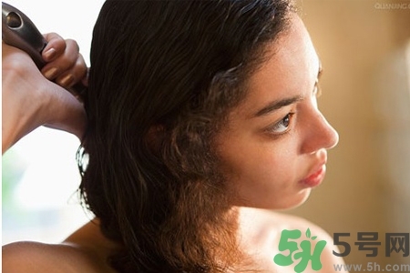 睡前能梳頭嗎？睡覺前梳頭會影響睡眠嗎？